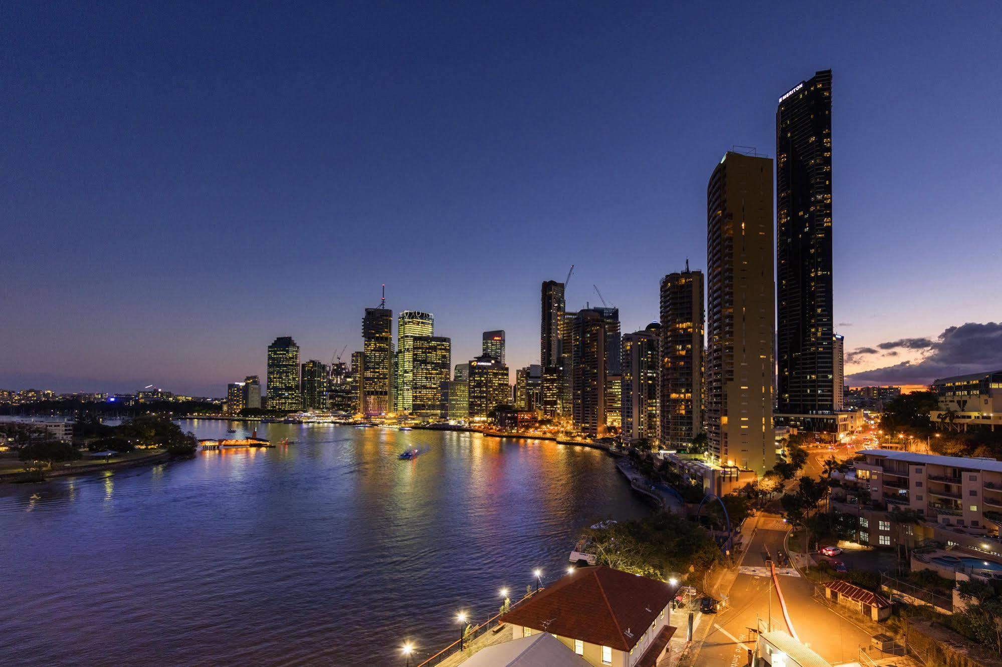 Meriton Adelaide Street,