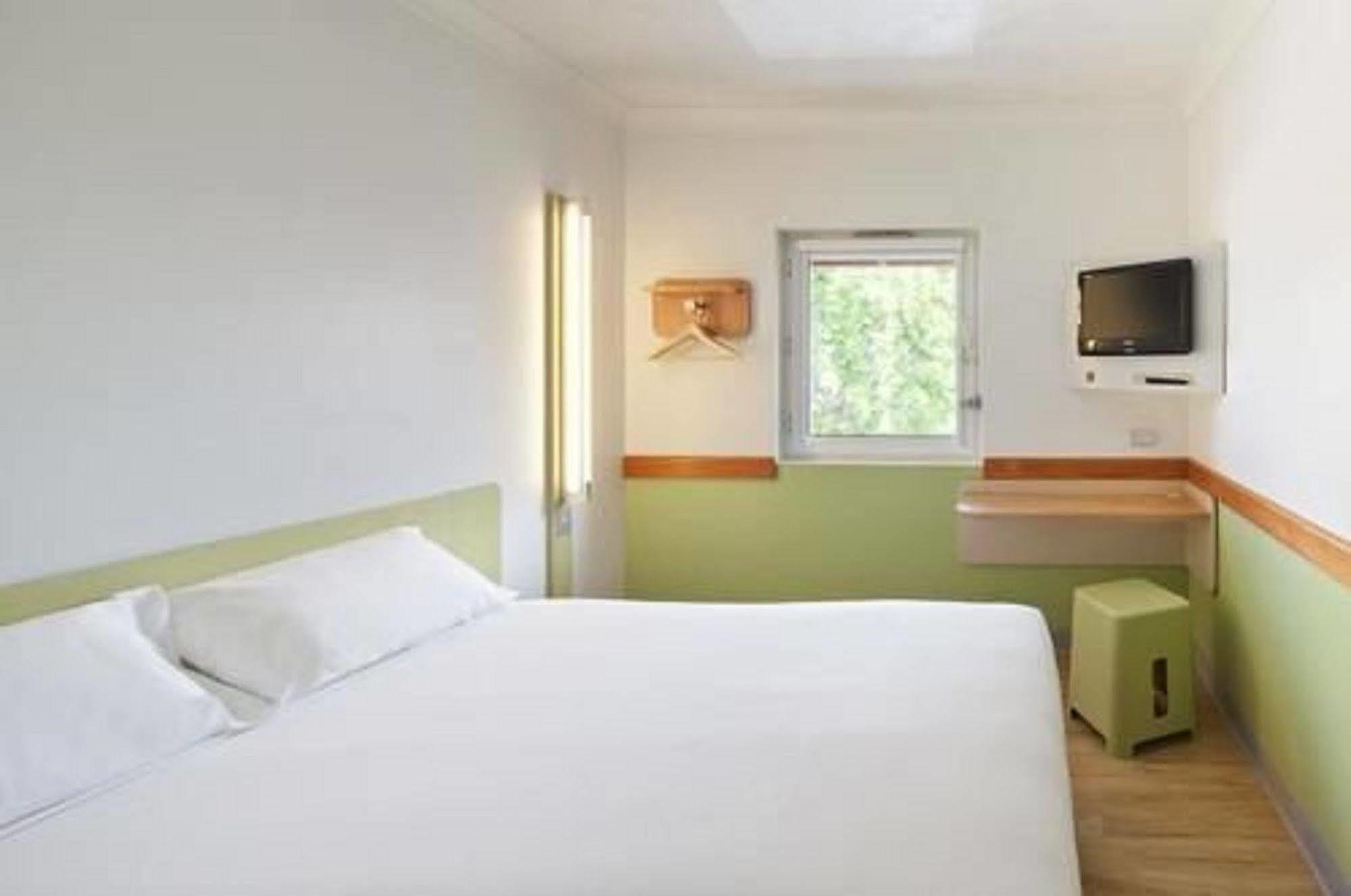 Hotel Ibis Budget Airport 3*