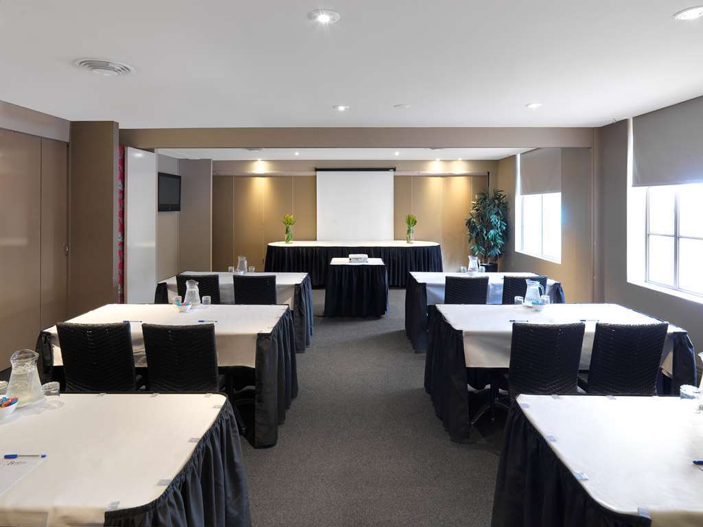 Adina Anzac Square Aparthotel 4*