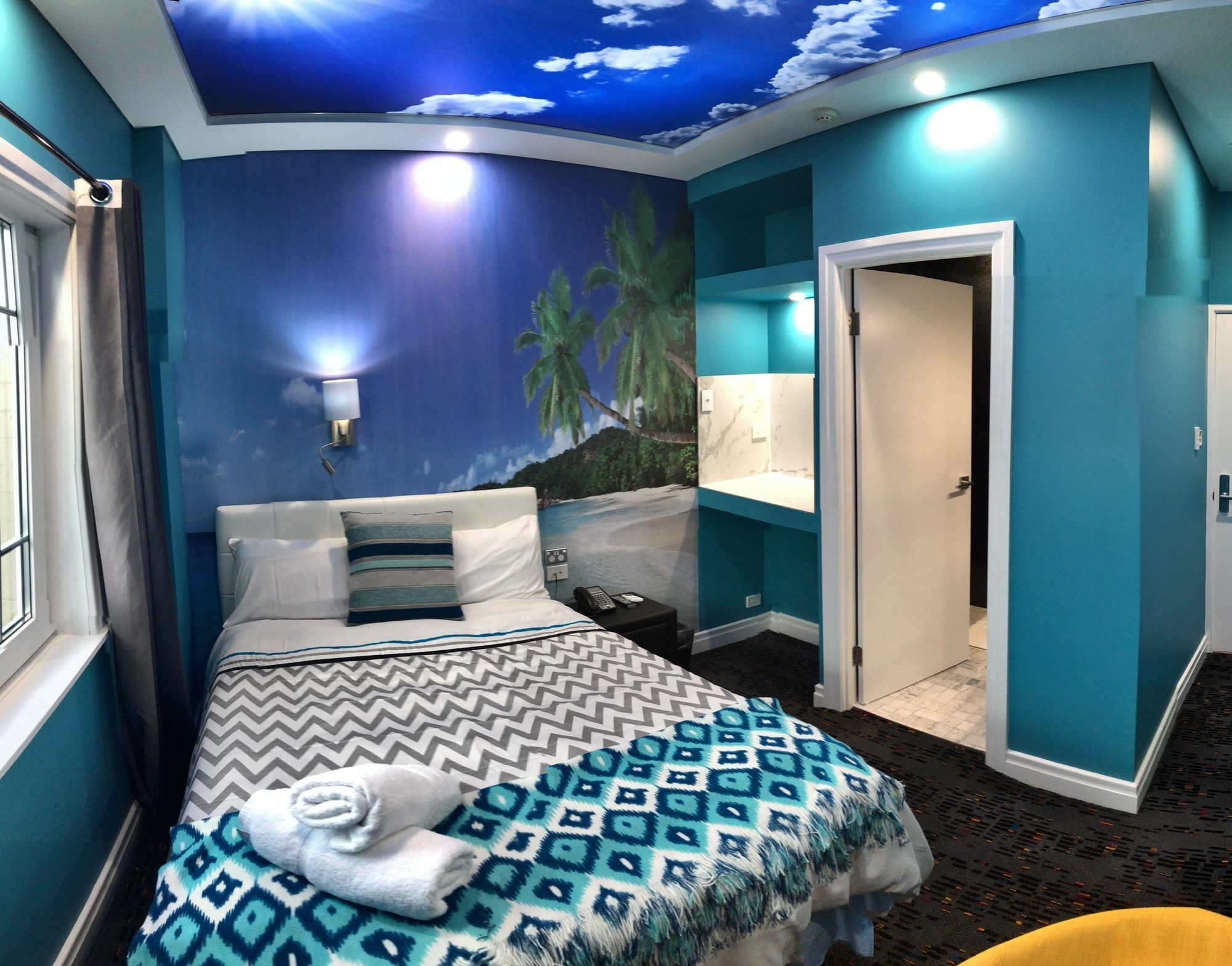 Amelia Boutique 3*
