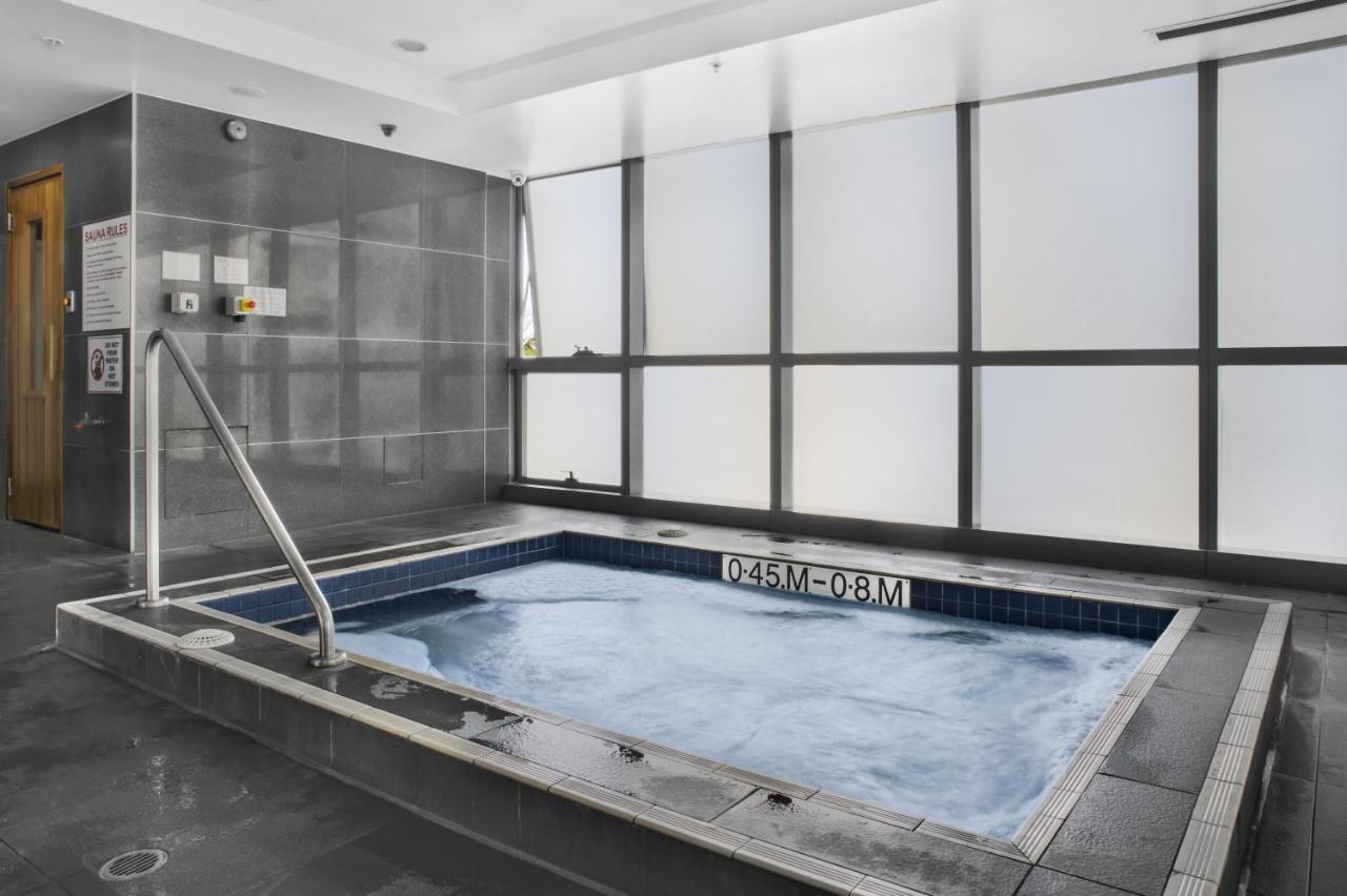 Cosy 1-bed With 41st Floor Views, Pool & Gym Apartment