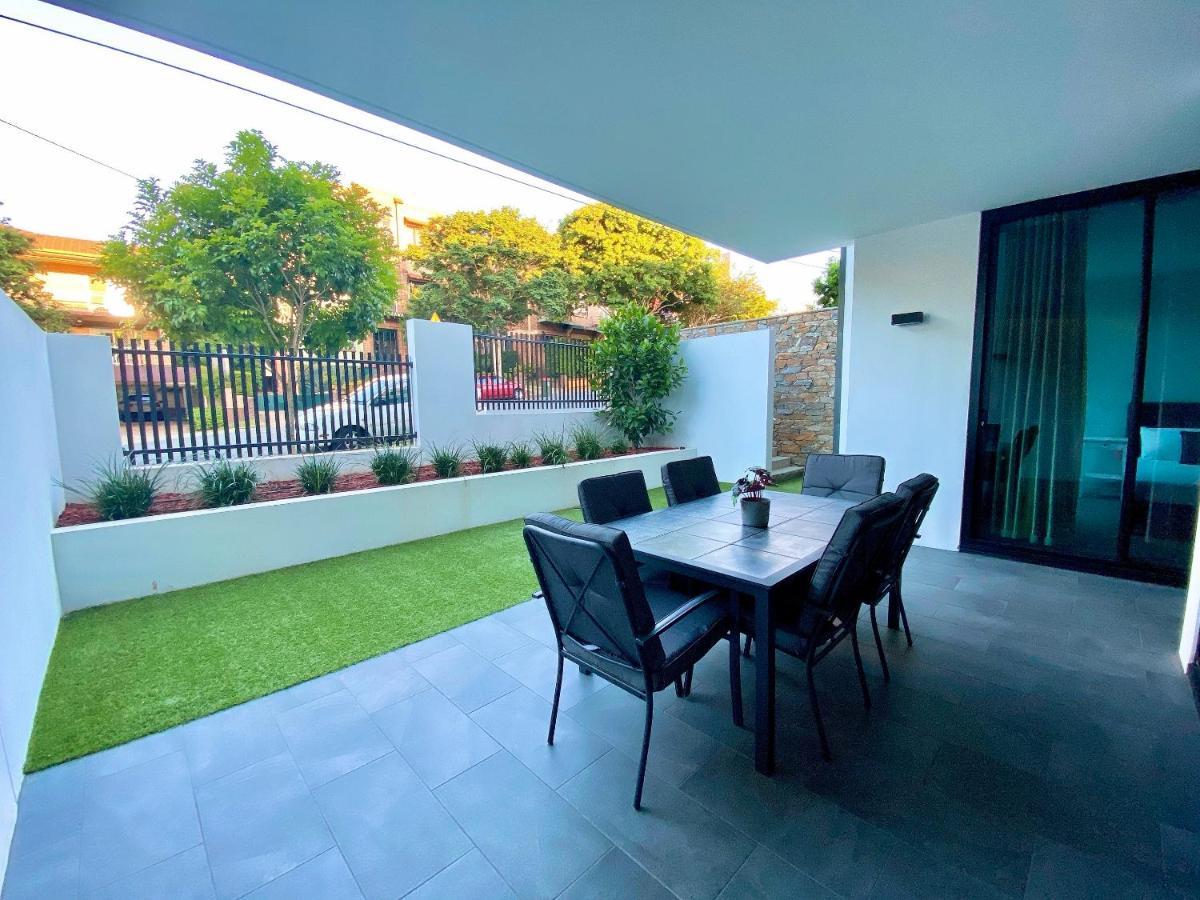 Large Space 2 Bed Apt Near Airport