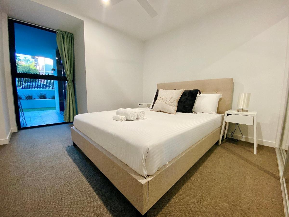 Large Space 2 Bed Apt Near Airport Apartment