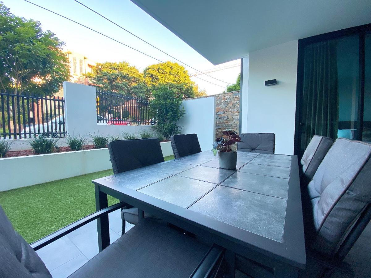 Large Space 2 Bed Apt Near Airport Apartment
