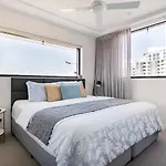 Elegant 2 Bed 2 Bath 1 Car Pool & Gym Portside