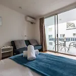 Cozy City Dwelling With Park And Pool
