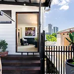 Sophisticated 2-Bed Home With Alfresco Dining