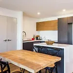 Slick 1 Bedroom + Carpark Apartment - Walk To City