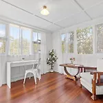Nan\'S House! 2Bed, 1Bath, 1Car ~ East Brisbane