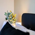 Urban Luxury City Apartment With Pool And Parking