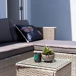 Balmoral Apartment - Airy & Light-Filled City Edge Comfort Stay