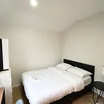 26 Gladstone Rd Highgate Hill