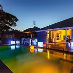 Stunning Tropical Oasis Free Parking