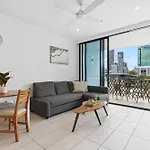 Stunning City Views 2-Bed With Pool, Gym & Bbq