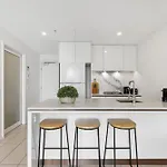 Stunning City Views 2-Bed With Pool, Gym & Bbq