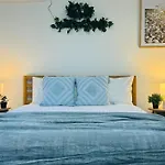 Central Contemporary 1Br Studio