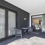 Contemporary Apt, Premium Local, Wifi, Wine, Cafes