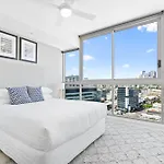 Elegant 2-Bed With Rooftop Dining & Fabulous Views