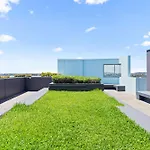 Elegant 2-Bed With Rooftop Dining & Fabulous Views