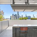 Elegant 2-Bed With Rooftop Dining & Fabulous Views