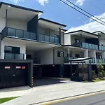 Family Retreat - Free Secure Car Park, Garden City Westfield Shopping, Restaurants
