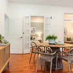 Luxury Queenslander Awaits! Sleeps 8, 3 Car Parks