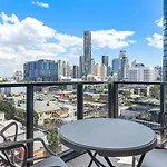 Central Spacious 2B2B With Free Parking And Rooftop Pool