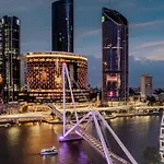 Stylish Brisbane Apartment With Pool, Sauna & Gym