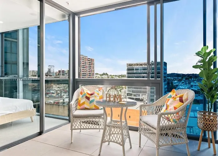 Heart Of The Valley Chic High Level 2Br Apartment