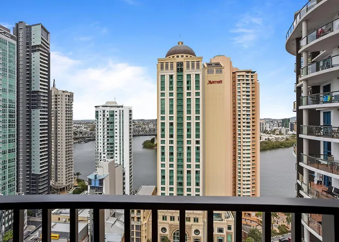 Cosy 1-Bed With River Views Pool Gym & Bbq