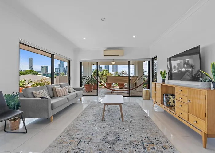 Luxury 2-Bed Penthouse With Private Rooftop