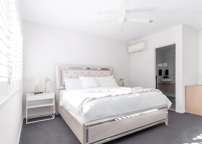 Beautiful Modern 3 Bedroom Family Suite Sleeps 6