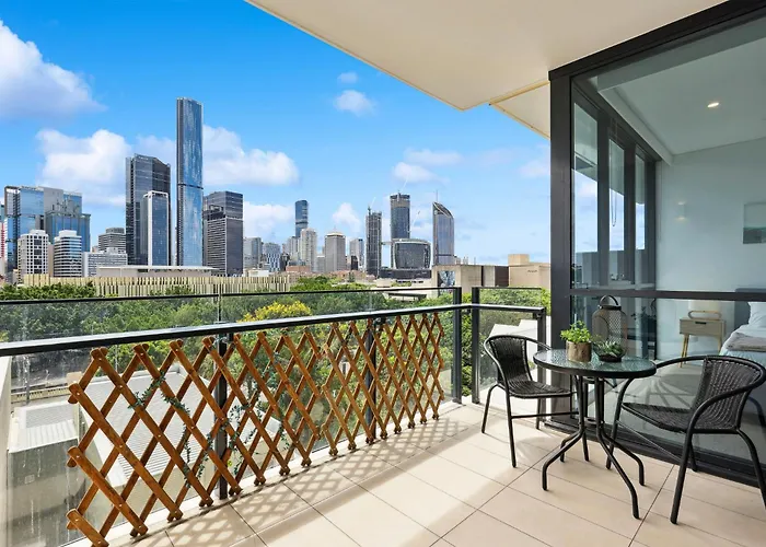 Stunning City Views 2-Bed With Pool, Gym & Bbq