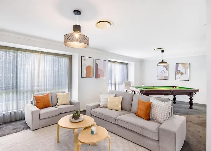 Carindale Family Home/Close To Westfield & Highway