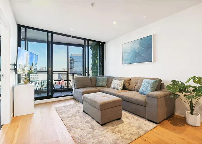 Sophisticated 2-Bed With Pool & Gym