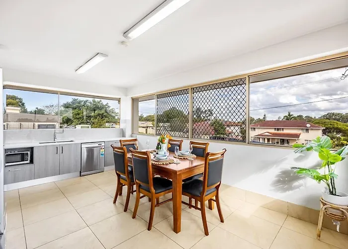 Spacious Central Located Family House At Sunnybank