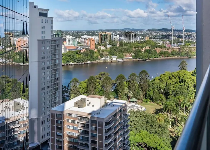 Skyline Sanctuary 1Br Apartment With River Views