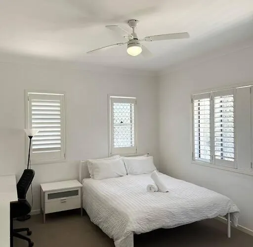 2 Spacious Rooms With Shared Bathroom In Modern Sunnybank Home