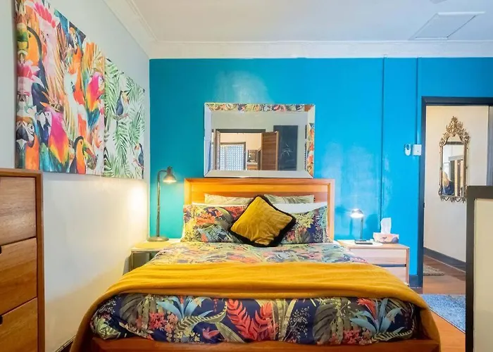Art Deco Retreat, Shops & Cafes, Public Street Parking