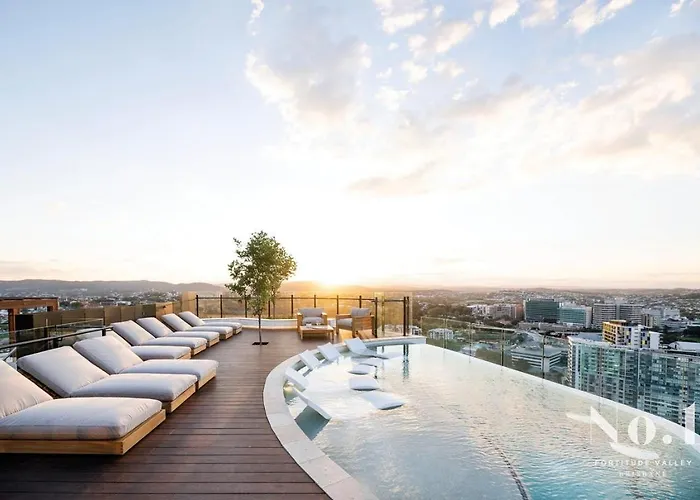 Luxury Peppers Infinity Pool Stylish With 2Bd & 1C Park