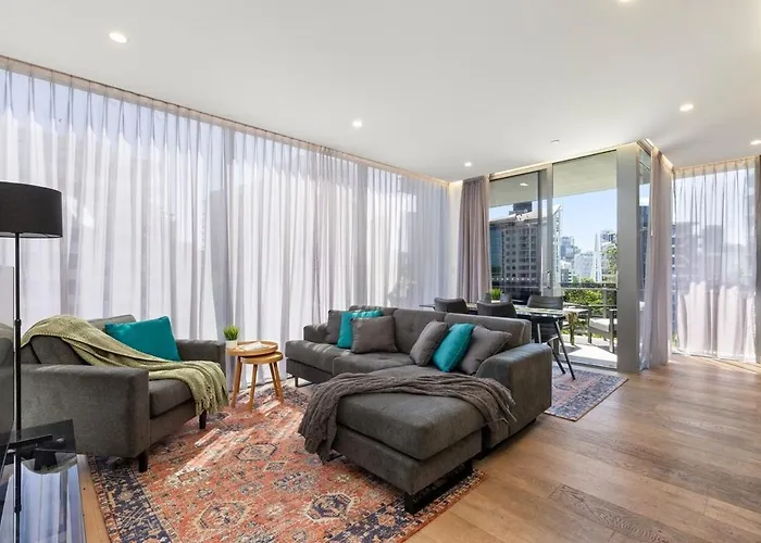Lux Style Spacious 1 Bed Apt, Pool , Parking