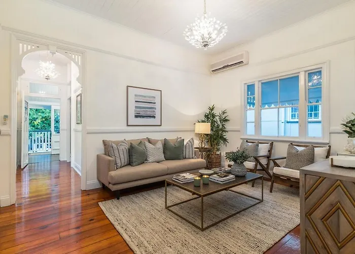 Luxury Queenslander Awaits! Sleeps 8, 3 Car Parks
