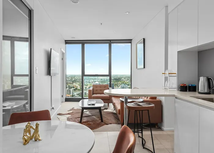 Central Cbd 2Br With Breathtaking Views, Pool & Gym