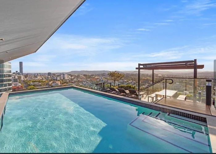 Central Spacious 2B2B With Free Parking And Rooftop Pool