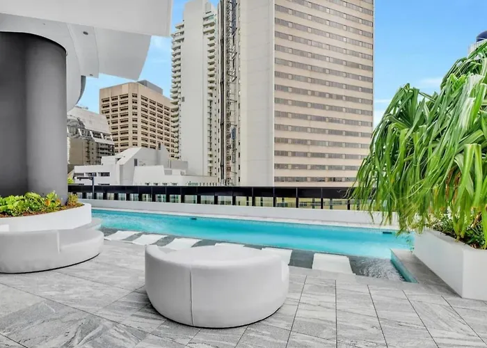 Stylish Brisbane Apartment With Pool, Sauna & Gym
