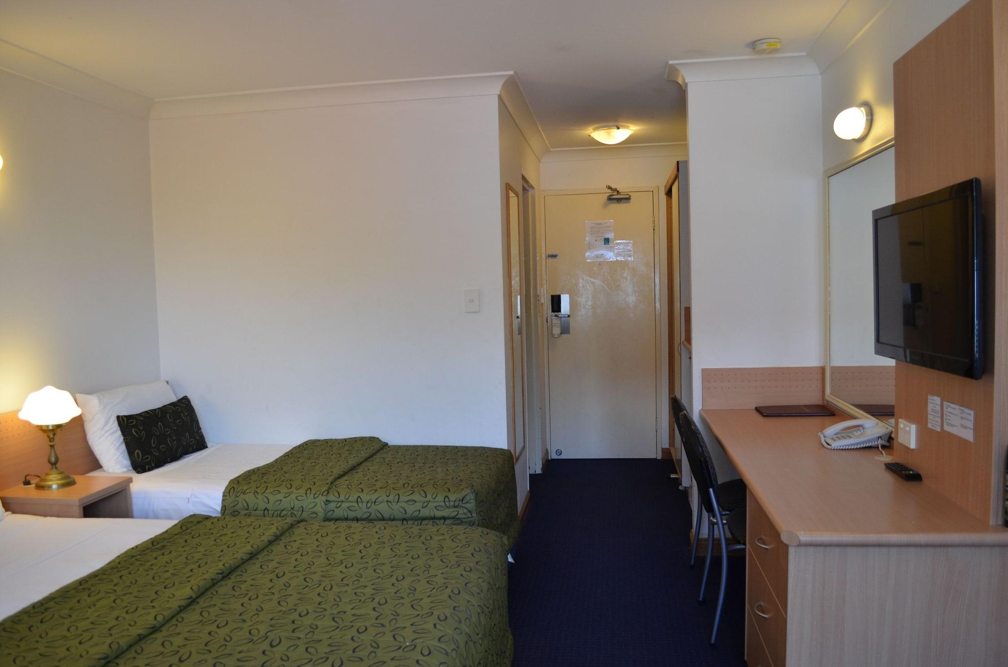 Airport Motel 3*