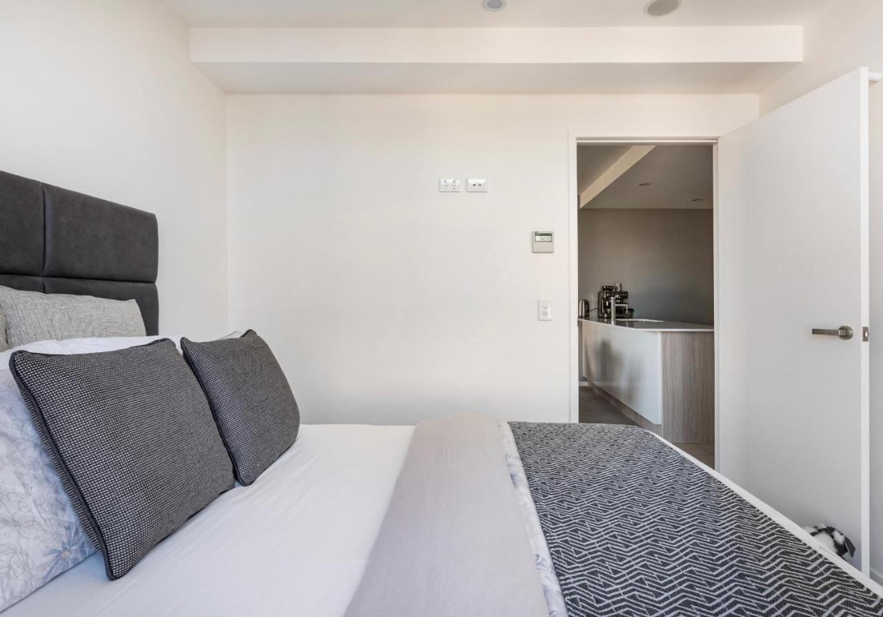 Apartment Elegant 2 Bed 2 Bath 1 Car Pool & Gym Portside Brisbane