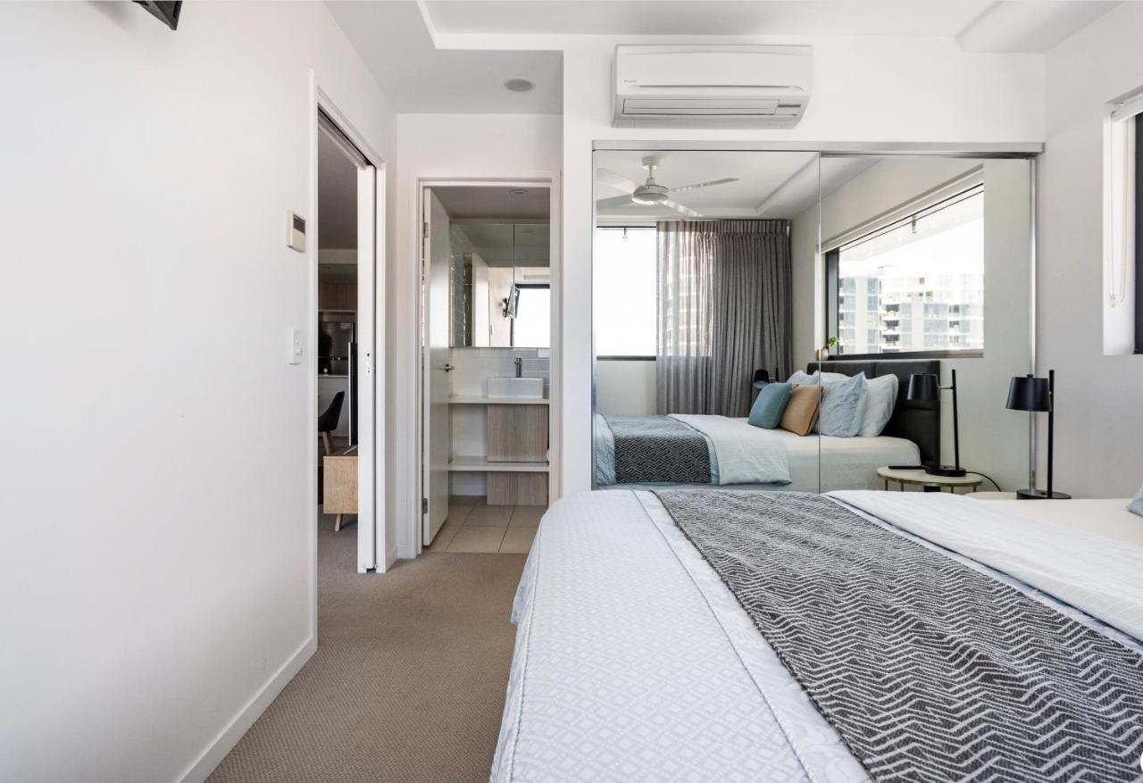 Elegant 2 Bed 2 Bath 1 Car Pool & Gym Portside