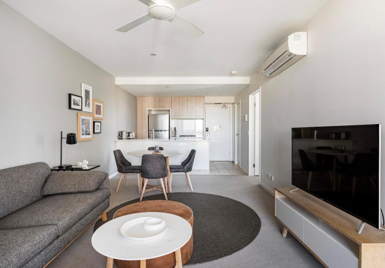 Elegant 2 Bed 2 Bath 1 Car Pool & Gym Portside Apartment Brisbane