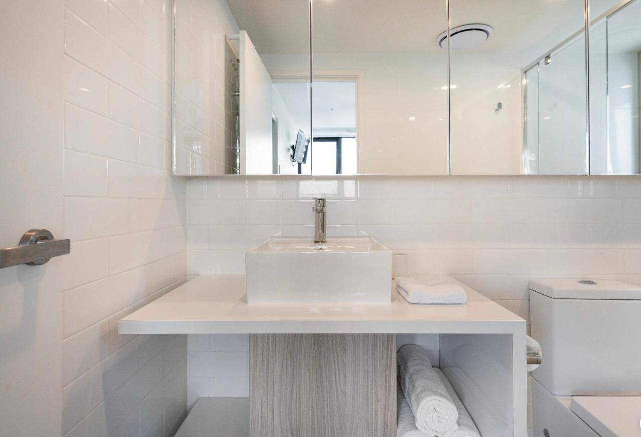 Elegant 2 Bed 2 Bath 1 Car Pool & Gym Portside *